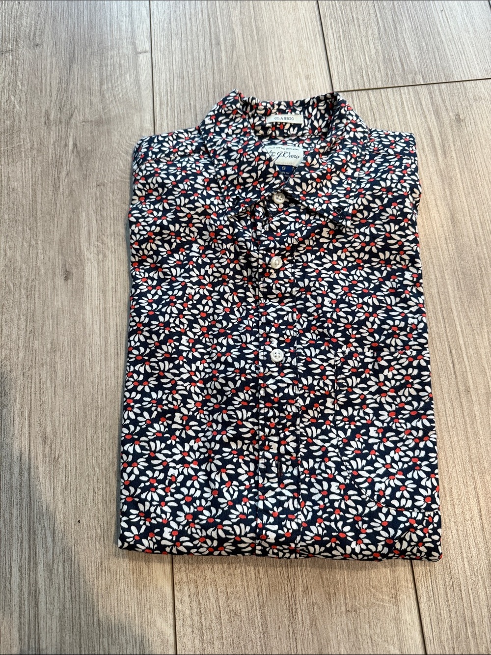 J. Crew Men’s Navy Short Sleeve Button-Down Shirt Red & White Floral Print Small